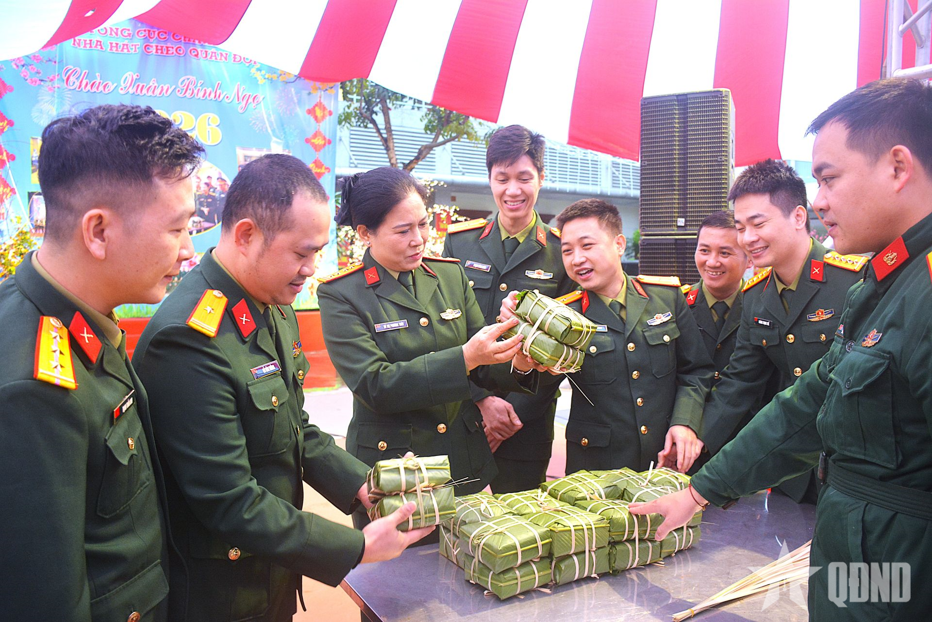 Cùng nghệ sĩ Nhà hát Chèo Quân đội gói bánh chưng